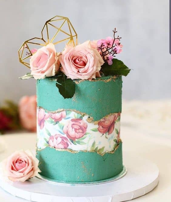 مدل کیک سالگرد عروسی خامه ای مدرن با تزیین گل رز طبیعی و ویفر 
