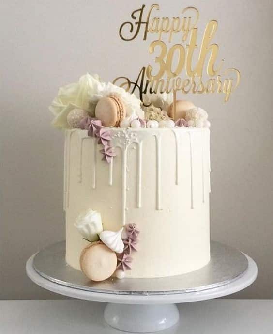 مدل کیک سالگرد عروسی خامه ای مدرن تزیین شده با ماکارون، مرنگ و گل رز  