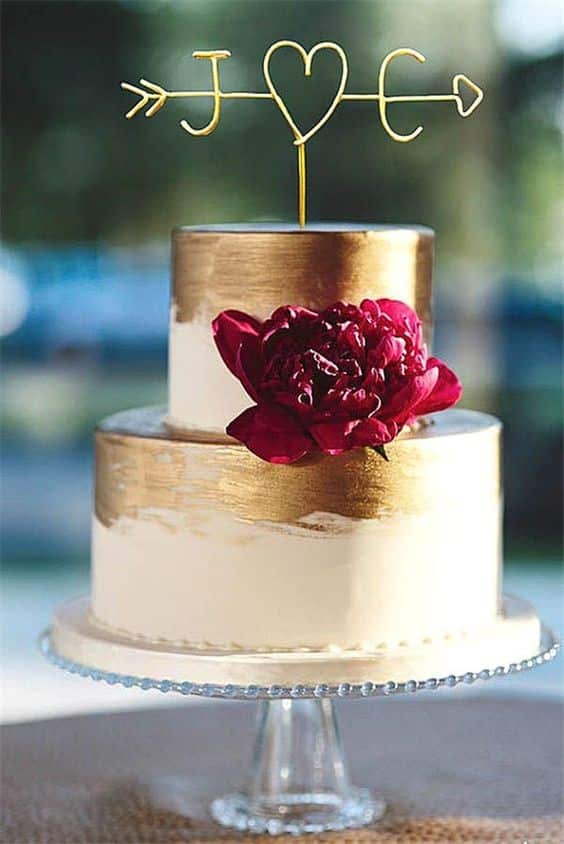 مدل کیک سالگرد عروسی دو طبقه سفید و طلایی با گل پیونی 