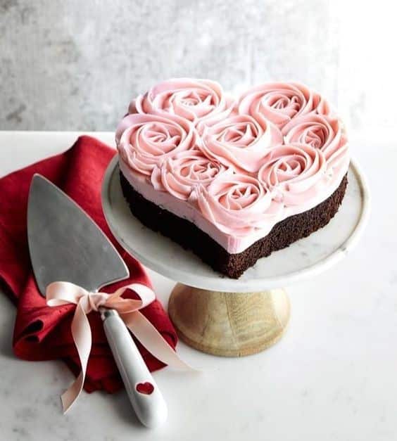 مدل کیک سالگرد عروسی ساده به شکل قلب قابل تهیه در منزل