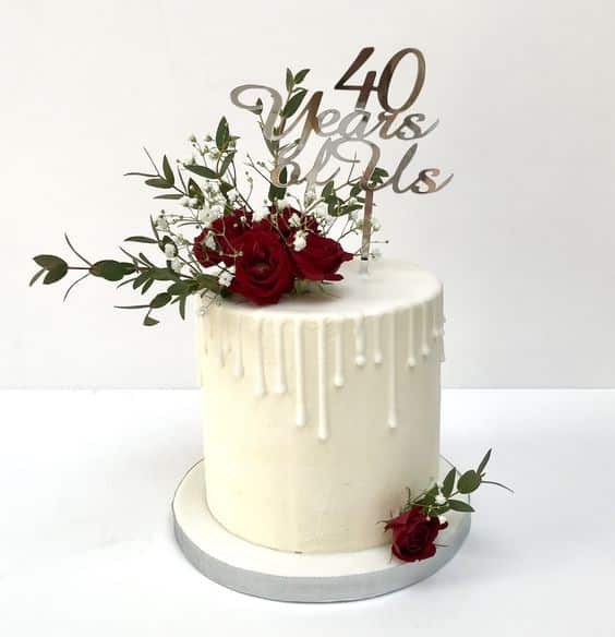 مدل کیک سالگرد چهل سالگی عروسی خامه ای با تزیین گل رز قرمز 