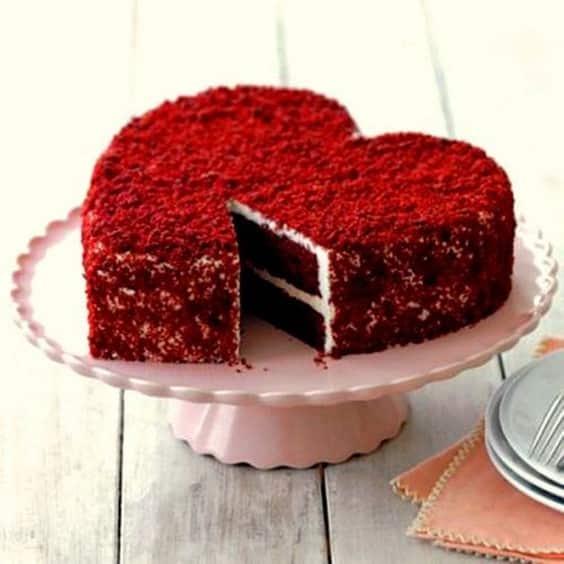 کیک رد ولوت خانگی به شکل قلب مناسب برای سالگرد عروسی