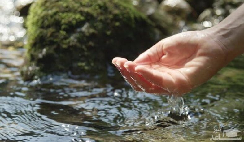ضرب المثل آب پاکی را روی دستش ریخت