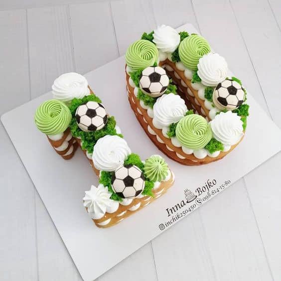 مدل سابله کیک پسرانه با تم فوتبالی با تزیین مرنگ و ماکارون به شکل توپ