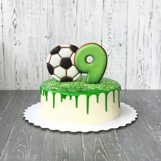  مدل کیک تولد خامه ای پسرانه با تزیین کوکی به شکل توپ فوتبال