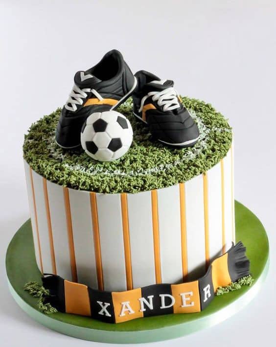 مدل کیک تولد پسرانه با تم کفش  