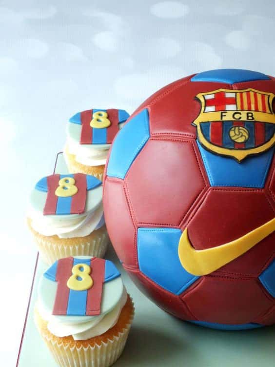 مدل کیک تولد پسرانه به شکل توپ فوتبالی با تم بارسلونا