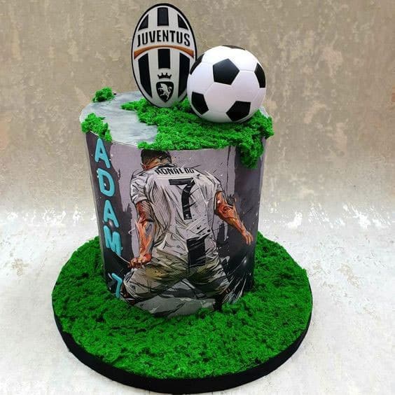  کیک تولد پسرانه فوتبالی با تم رونالدو با تزیین خزه یا چمن خوراکی