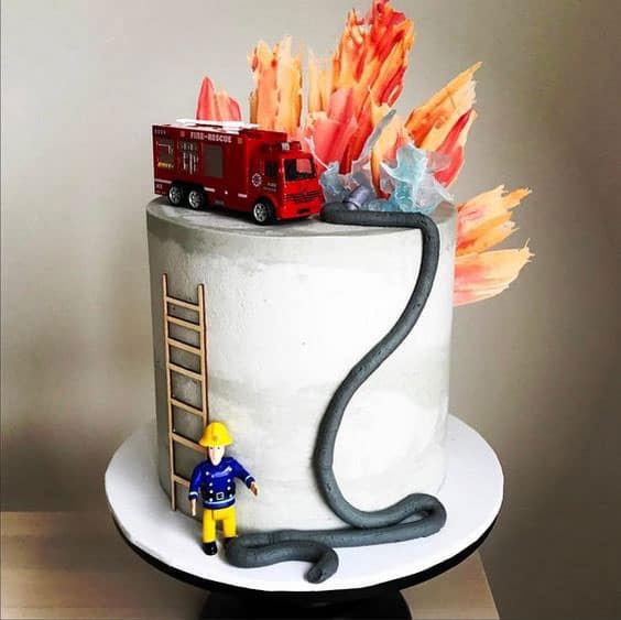 مدل کیک تولد پسرانه خامه یا باترکریم با تم ماشین آتش نشانی