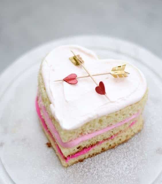 مدل کیک تولد دو نفره با تزیین عاشقانه به شکل قلب