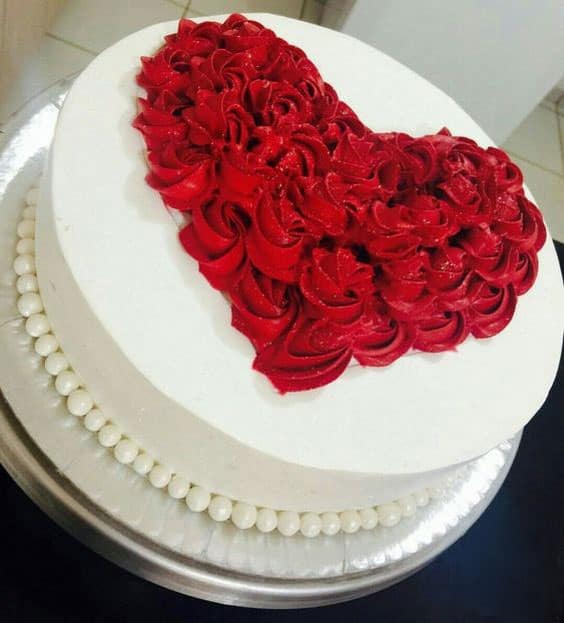 کیک تولد دو نفره ساده با تزیین رزت به شکل قلب