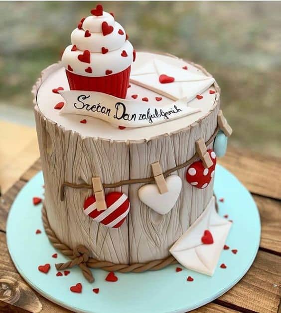 مدل کیک تولد دونفره عاشقانه با تم قلب، نامه و کاپ کیک