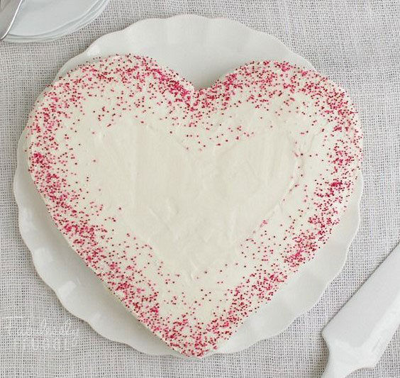 مدل کیک تولد دونفره عاشقانه ساده به شکل قلب با تزیین اسپرینکل
