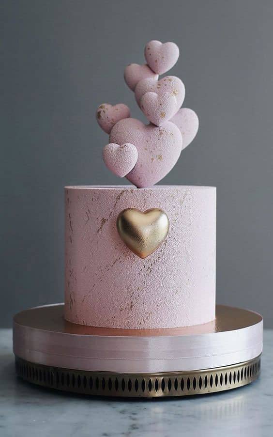 مدل کیک تولد دونفره عاشقانه با تزیین قلب صورتی مخملی و طلایی