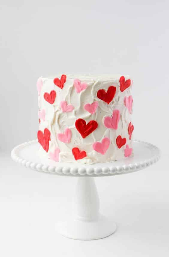 مدل کیک تولد ساده دونفره عاشقانه با تزیین قلب های شکلاتی