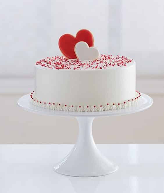 مدل کیک تولد ساده دونفره عاشقانه با تزیین کوکی به شکل قلب