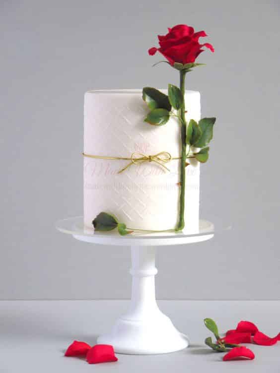 مدل کیک تولد دونفره عاشقانه با تزیین گل رز شکری