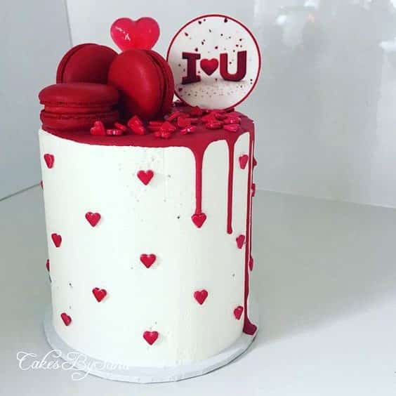 مدل کیک تولد خامه ای دونفره با تزیین ماکارون قرمز