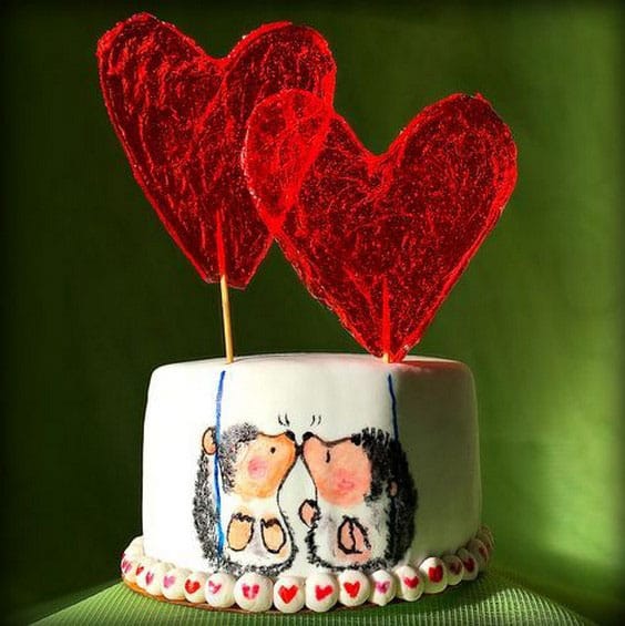 مدل کیک تولد دونفره کارتونی عاشقانه با تزیین آب نبات قلبی