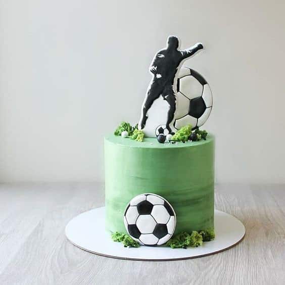 مدل کیک تولد خامه ای مردانه لاکچری با تم فوتبالی با تزیین کوکی 