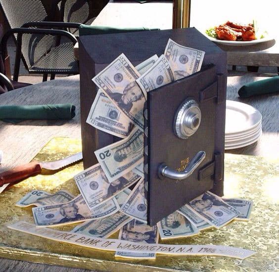  کیک تولد مردانه لاکچری با تم پول، دلار و گاو صندوق