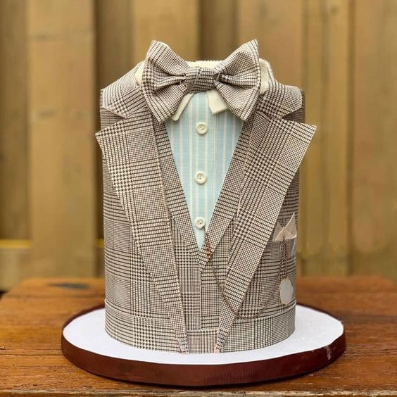 مدل کیک تولد مردانه با تم کت و کروات چهارخانه  