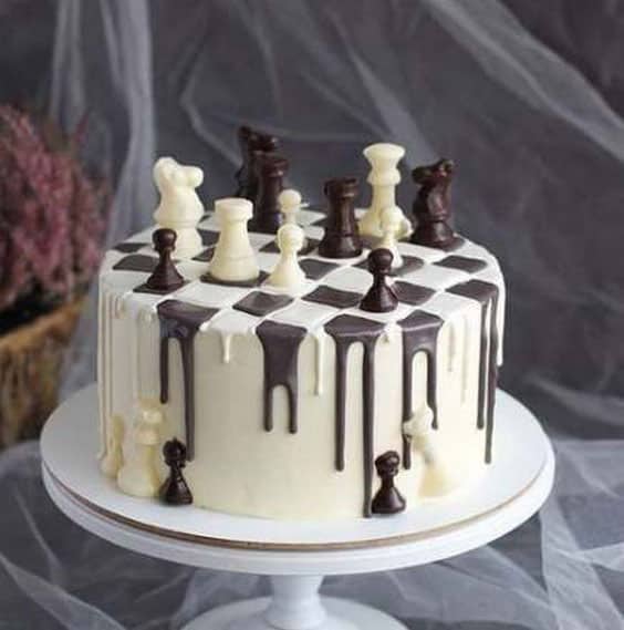 مدل کیک تولد مردانه خامه ای لاکچری با تم شطرنج