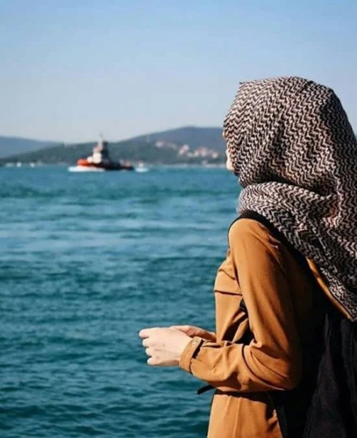 عکس پروفایل دختر با حجاب با شال راه راه