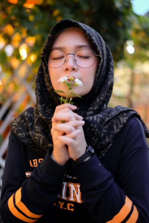عکس پروفایل دختر با حجاب در حال دعا