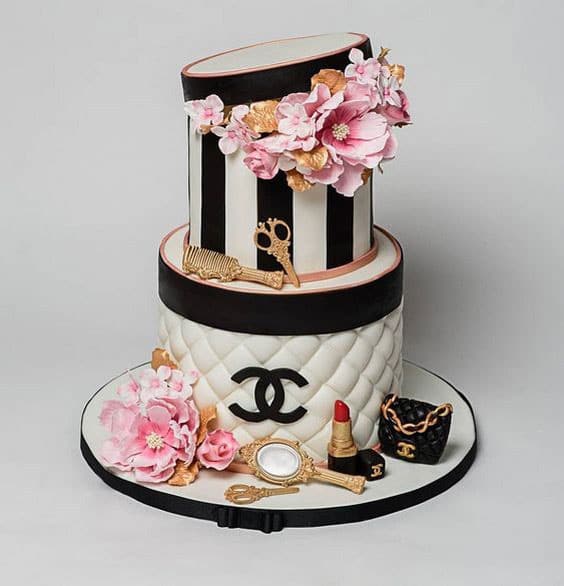 مدل کیک تولد دخترانه به شکل باکس لوازم آرایش با تزیین گل 