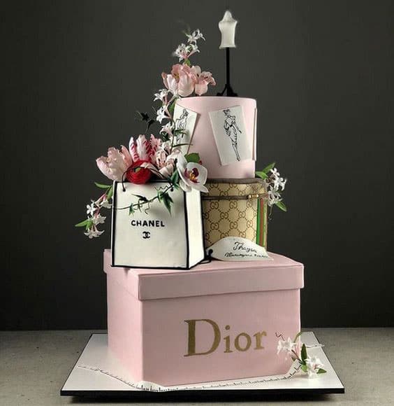 مدل کیک تولد چند طبقه دخترانه با تم باکس دیور و عطر شنل و تزیین گل  