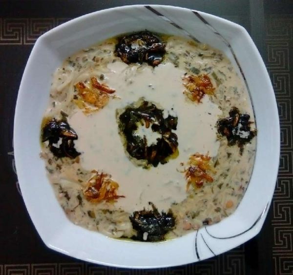 تزیین آش کشک با پیاز داغ