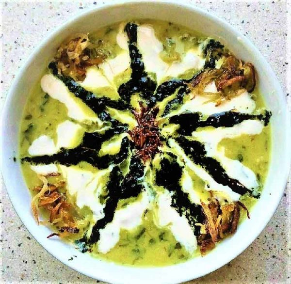 تزیین آش با پیاز داغ و نعنا داغ و کشک