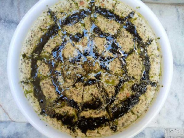 تزیین آش با کشک و نعنا داغ