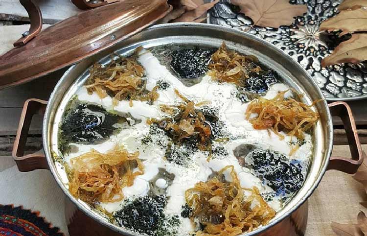 تزیین آش رشته سنتی