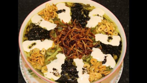 تزیین آش رشته با سیرداغ