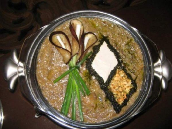 تزیین آش رشته با ورقه بادمجان