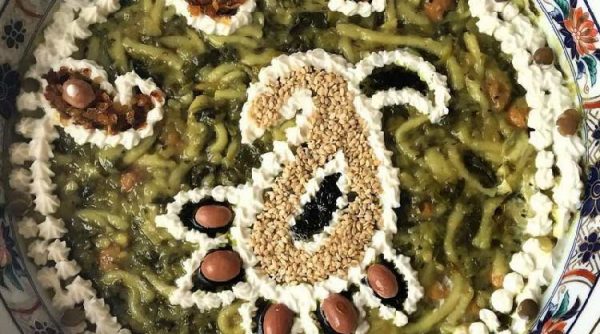 تزیین آش رشته با مغز رد و کشک و لوبیا