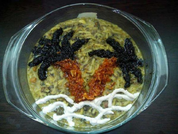 تزیین آش رشته به شکل نخل