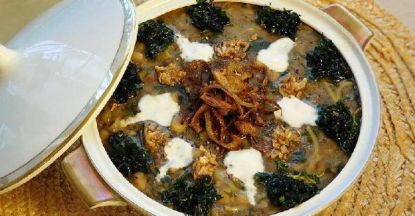 تزیین آش رشته با کشک و نعنا و پیاز داغ