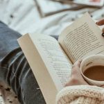 عکس دختر با کتاب برای پروفایل