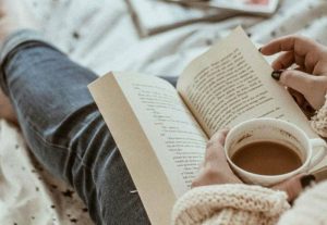 عکس دختر با کتاب برای پروفایل