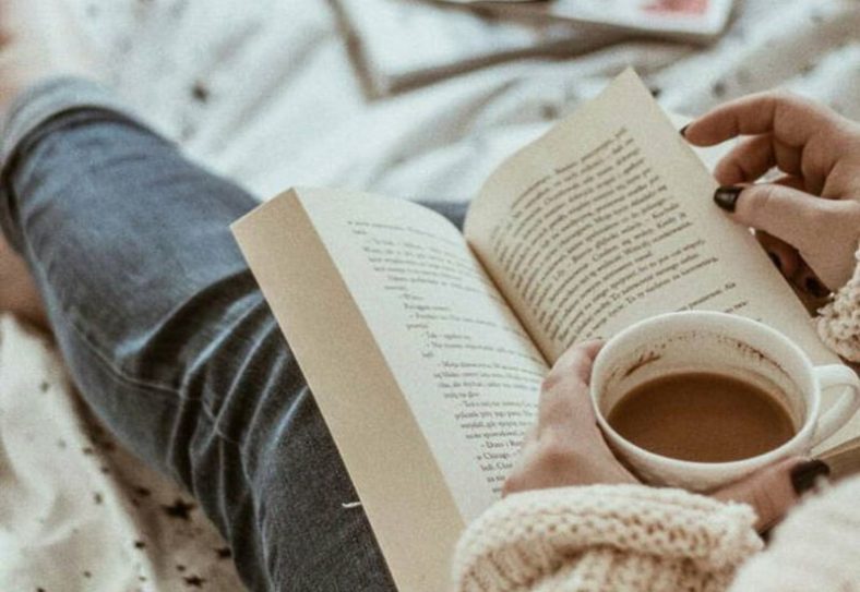 عکس دختر با کتاب برای پروفایل