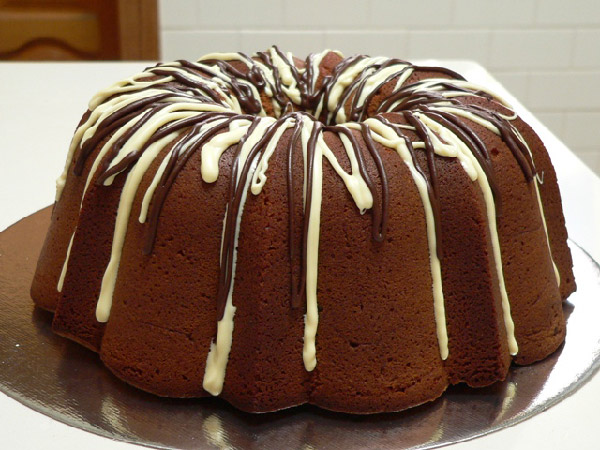 تزیین کیک با شکلات آب شده سفید و سیاه