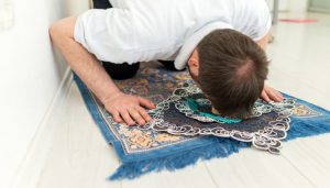آداب ظاهری نماز که واجب است، چیست؟