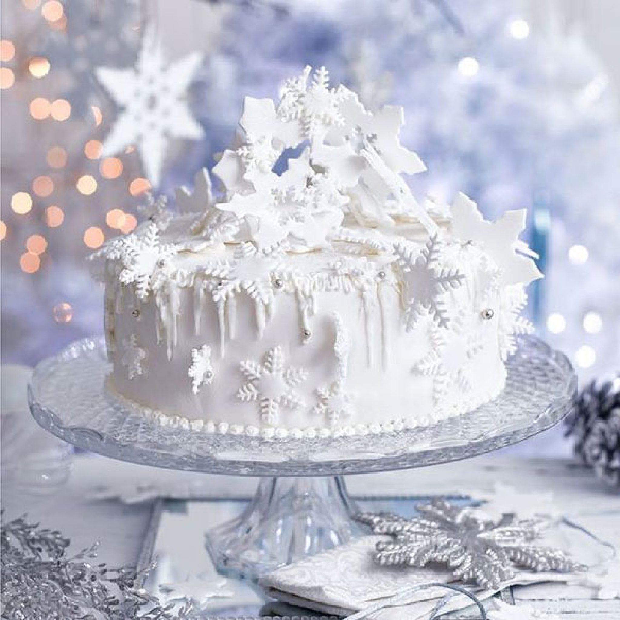 Днем рождения новогоднее. Торт Снежная Королева Хелла. Торт со снежинками. Зимний торт. Новогодний торт.