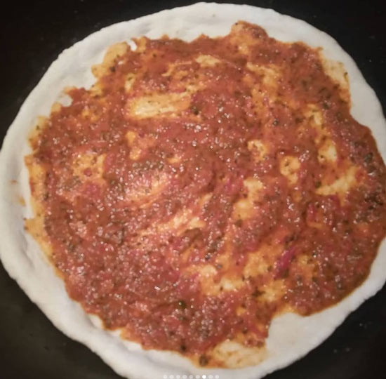 سس مارینارا روی خمیر پیتزا