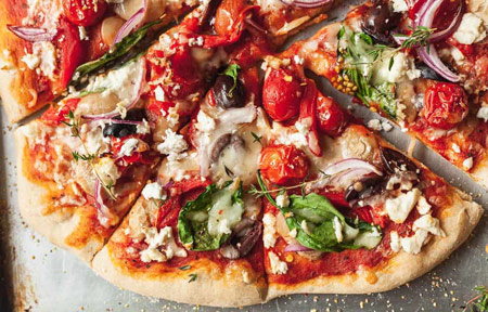 پیتزا یونانی با گوجه و سبزیجات نیم پز