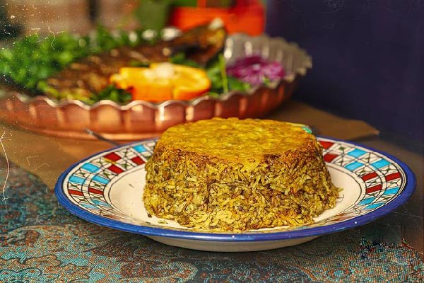 تزیین سبزی پلو با ماهی درسته