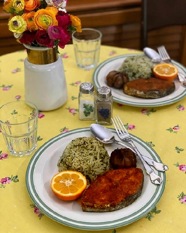 تزیین سبزی پلو با ماهی شیر سرخ شده